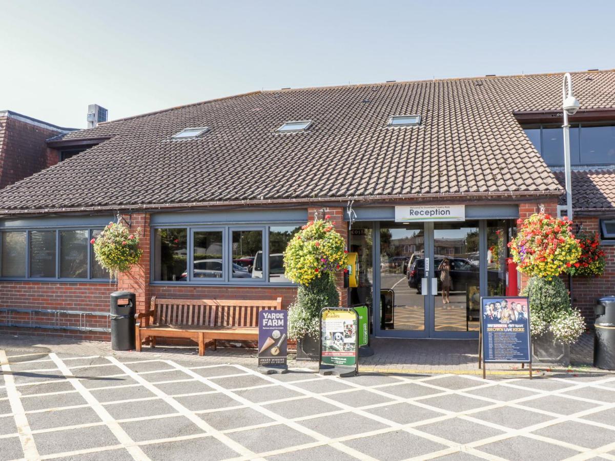 16 Amber Wood Lodge Lymington Exterior photo